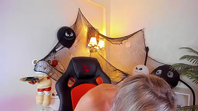 AriFleow online show from 10.28.25