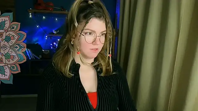 Snapshot of VioletteWay chatting on 11.23.25 VioletteWay online show from 11.23.25