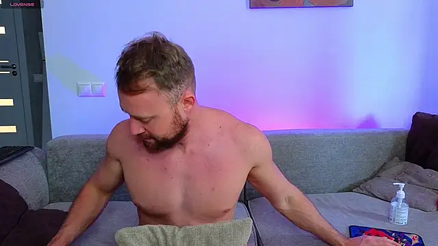 Snapshot of MaxMia chatting on 12.20.24 MaxMia online show from 12.20.24