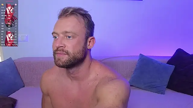 Snapshot of MaxMia chatting on 10.04.25 MaxMia online show from 10.04.25