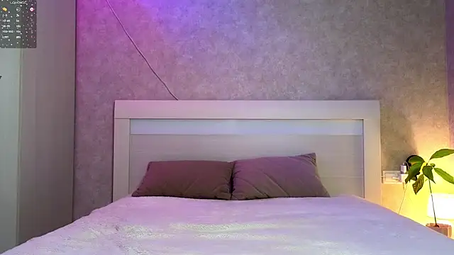 Snapshot of MaxMia chatting on 03.23.26 MaxMia online show from 03.23.26