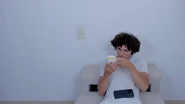 Snapshot of laurent_nova chatting on 03.10.25 laurent nova online show from 03.10.25