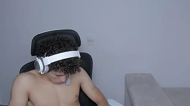 Snapshot of laurent_nova chatting on 09.13.25 laurent nova online show from 09.13.25