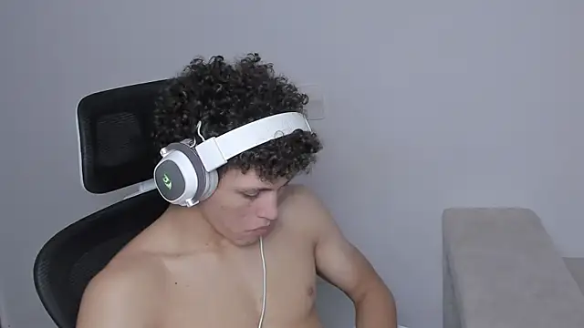 Snapshot of laurent_nova chatting on 09.18.25 laurent nova online show from 09.18.25