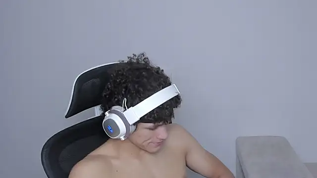 Snapshot of laurent_nova chatting on 09.25.25 laurent nova online show from 09.25.25