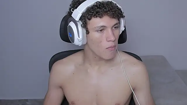 Snapshot of laurent_nova chatting on 10.04.25 laurent nova online show from 10.04.25