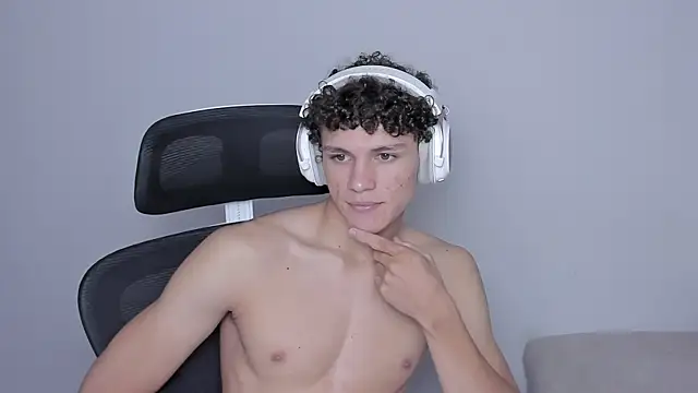 Snapshot of laurent_nova chatting on 10.06.25 laurent nova online show from 10.06.25