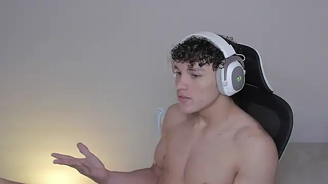 Snapshot of laurent_nova chatting on 10.19.25 laurent nova online show from 10.19.25