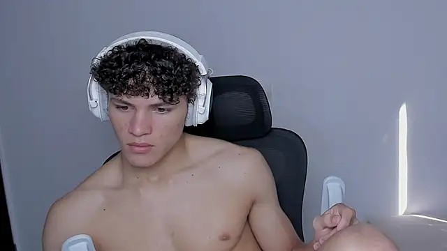 Snapshot of laurent_nova chatting on 10.26.25 laurent nova online show from 10.26.25