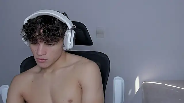 Snapshot of laurent_nova chatting on 10.29.25 laurent nova online show from 10.29.25