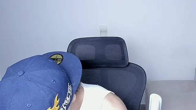 Snapshot of laurent_nova chatting on 12.03.25 laurent nova online show from 12.03.25