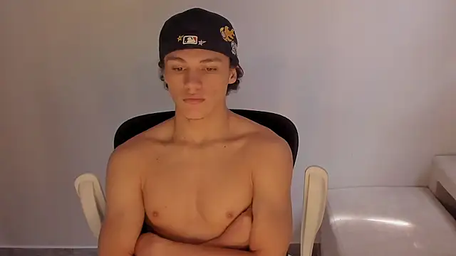 Snapshot of laurent_nova chatting on 12.19.25 laurent nova online show from 12.19.25