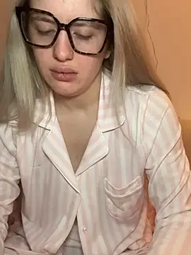 Holly-Glamour online show from 02.05.26