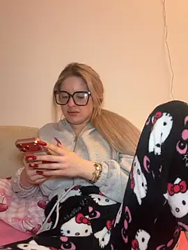 Holly-Glamour online show from 02.07.26