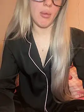 Holly-Glamour online show from 02.12.26