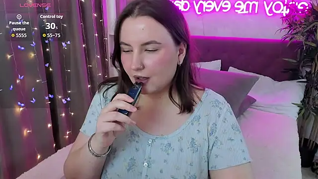 Snapshot of FeralPeach chatting on 02.15.26 FeralPeach online show from 02.15.26