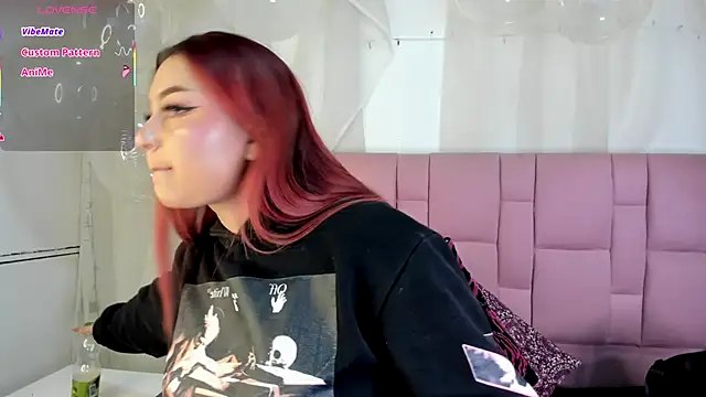 Snapshot of samantha-black chatting on 10.21.25 samantha-black online show from 10.21.25