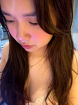 Snapshot of Hotellinh12 chatting on 11.01.25 Hotellinh12 online show from 11.01.25