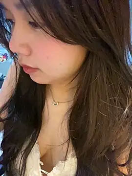 Snapshot of Hotellinh12 chatting on 11.04.25 Hotellinh12 online show from 11.04.25