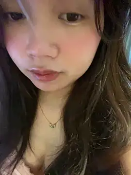 Snapshot of Hotellinh12 chatting on 11.10.25 Hotellinh12 online show from 11.10.25