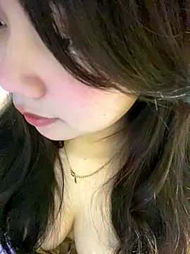 Snapshot of Hotellinh12 chatting on 11.15.25 Hotellinh12 online show from 11.15.25