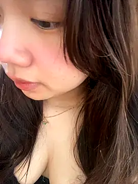 Snapshot of Hotellinh12 chatting on 11.24.25 Hotellinh12 online show from 11.24.25