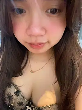 Snapshot of Hotellinh12 chatting on 11.25.25 Hotellinh12 online show from 11.25.25