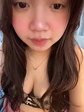 Snapshot of Hotellinh12 chatting on 11.27.25 Hotellinh12 online show from 11.27.25