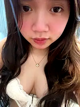 Snapshot of Hotellinh12 chatting on 12.17.25 Hotellinh12 online show from 12.17.25