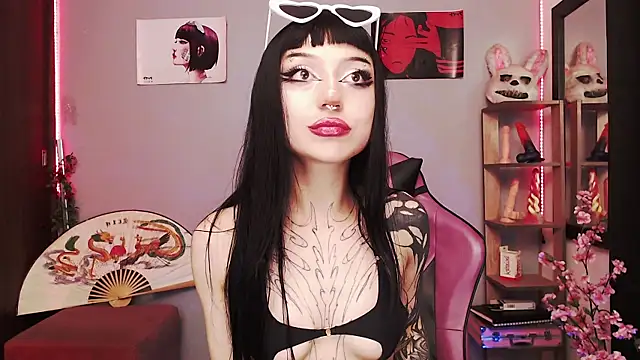 Snapshot of catipetite chatting on 11.28.25 catipetite online show from 11.28.25