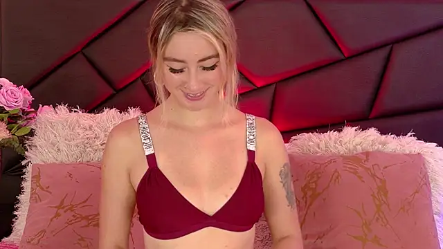 Snapshot of MaryDeniro chatting on 12.21.25 MaryDeniro online show from 12.21.25