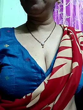 Snapshot of Rosy-B chatting on 11.10.25 Rosy-B online show from 11.10.25