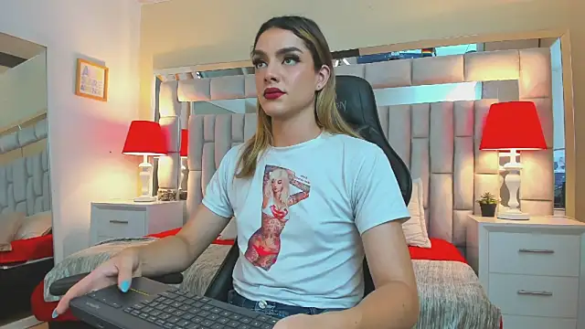 Snapshot of mariiahneedles chatting on 12.12.24 mariiahneedles online show from 12.12.24