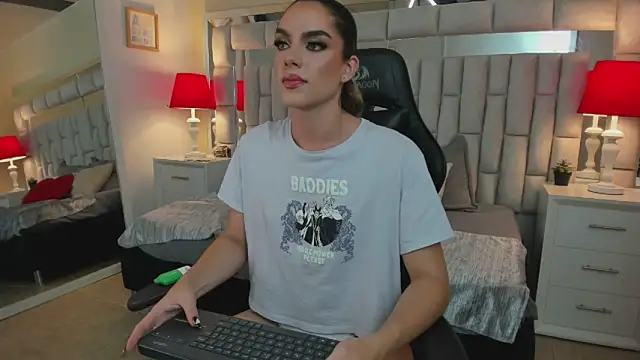Snapshot of mariiahneedles chatting on 12.21.24 mariiahneedles online show from 12.21.24