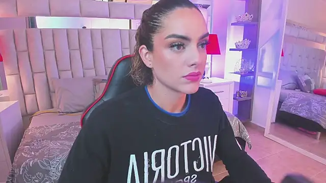 Snapshot of mariiahneedles chatting on 03.11.25 mariiahneedles online show from 03.11.25