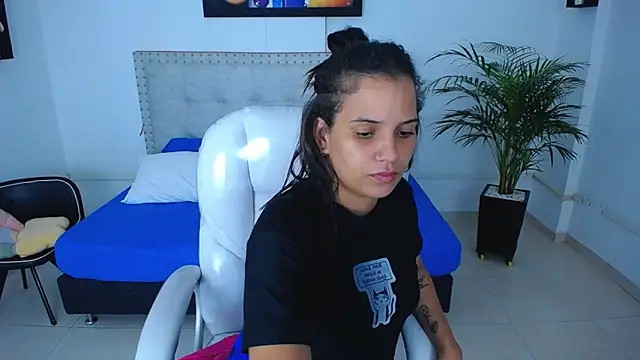 Snapshot of Chiqui_milk_ chatting on 02.28.25 Chiqui milk online show from 02.28.25