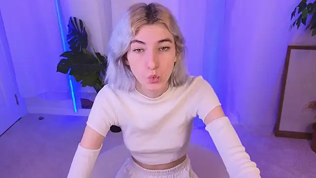 Snapshot of Mia_Cheers chatting on 12.07.24 Mia Cheers online show from 12.07.24