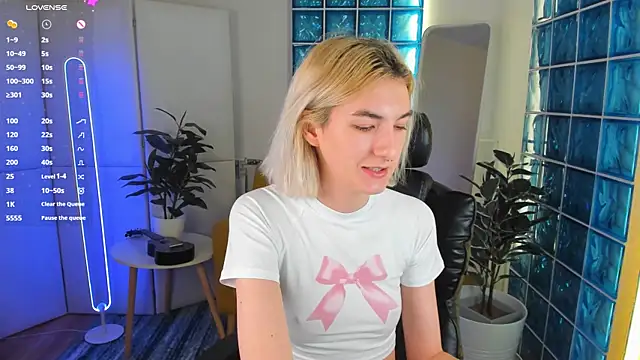 Snapshot of Mia_Cheers chatting on 02.09.25 Mia Cheers online show from 02.09.25