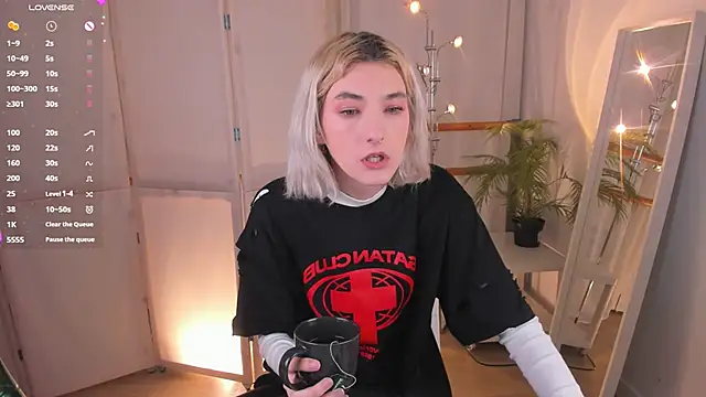 Snapshot of Mia_Cheers chatting on 02.13.25 Mia Cheers online show from 02.13.25