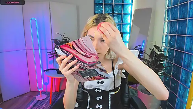 Snapshot of Mia_Cheers chatting on 02.14.25 Mia Cheers online show from 02.14.25