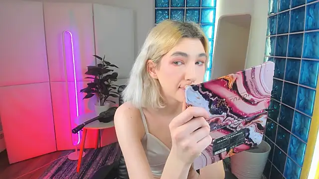 Snapshot of Mia_Cheers chatting on 02.25.25 Mia Cheers online show from 02.25.25