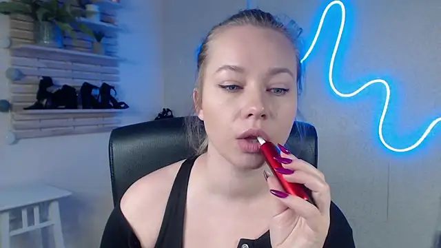 holly xglam online show from 02.20.25