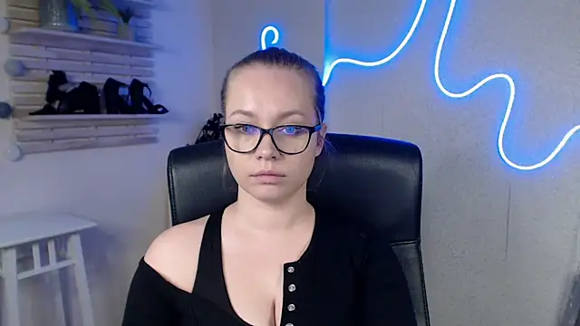 holly xglam online show from 02.20.25