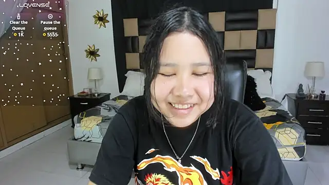 Snapshot of BonnyDelux chatting on 02.01.25 BonnyDelux online show from 02.01.25