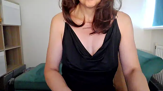 Snapshot of Ella_Next_Door chatting on 06.30.26 Ella Next Door online show from 06.30.26