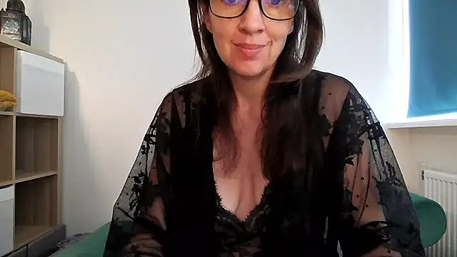 Snapshot of Ella_Next_Door chatting on 07.12.26 Ella Next Door online show from 07.12.26