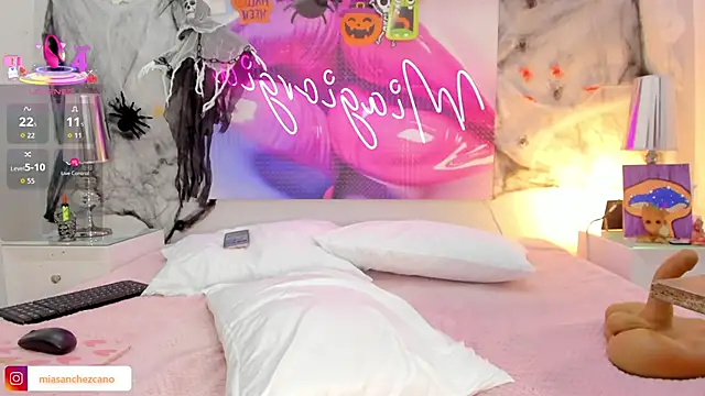 Miagiorgia  online show from 10.15.25