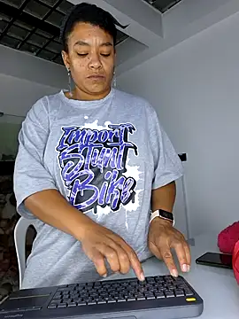 Snapshot of Selket11 chatting on 01.25.25 Selket11 online show from 01.25.25