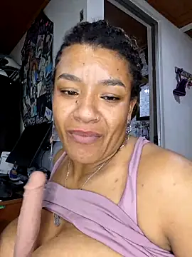 Snapshot of Selket11 chatting on 02.13.25 Selket11 online show from 02.13.25