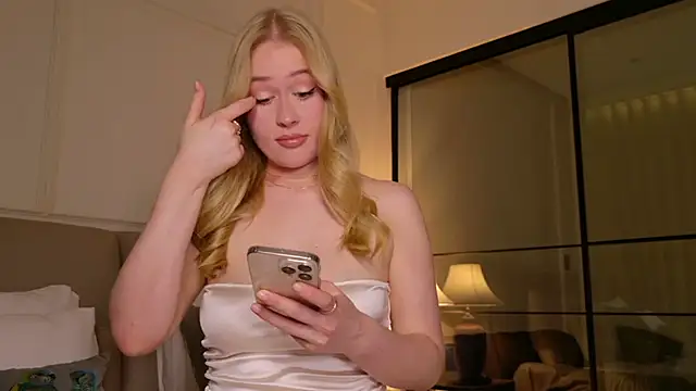 JuliaJaee online show from 11.27.25